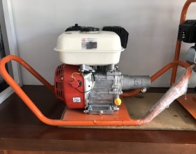 MÁY ĐẦM DÙI VIKYNO 168F (5,5HP) VIỆT NAM - KHUNG XOAY
